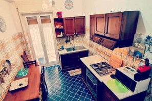 Frigorifero, microonde, forno, piano cottura