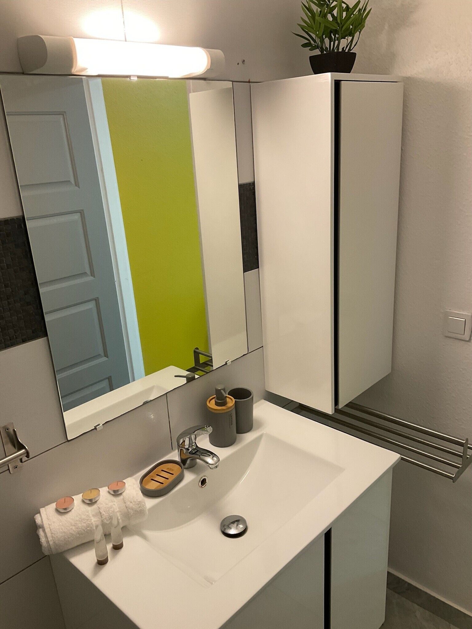 Een douche, een haardroger, handdoeken, toiletpapier