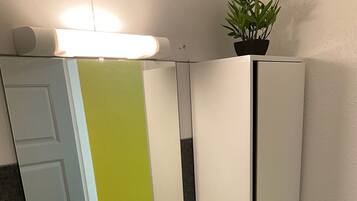 Een douche, een haardroger, handdoeken, toiletpapier