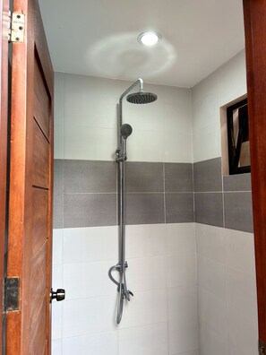 Dusche, Bidet, Handtücher, Seife