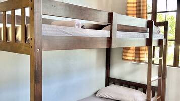 5 bedrooms, iron/ironing board, WiFi, bed sheets