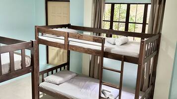 5 bedrooms, iron/ironing board, WiFi, bed sheets