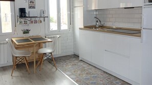 Kjøleskap, mikrobølgeovn, kokeplater og oppvaskmaskin
