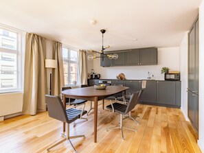 Apartment, 1 Bedroom, City View | Dining room