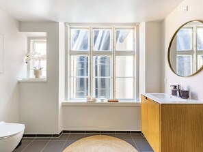 Apartment, 1 Bedroom, City View | Bathroom