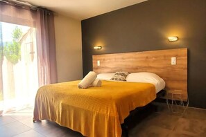 2 bedrooms, iron/ironing board, WiFi