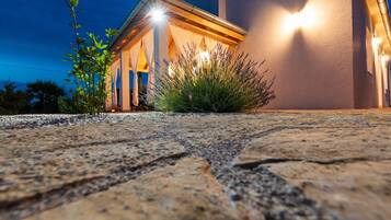 Villa (Vila Nira Radonić) | Exterior