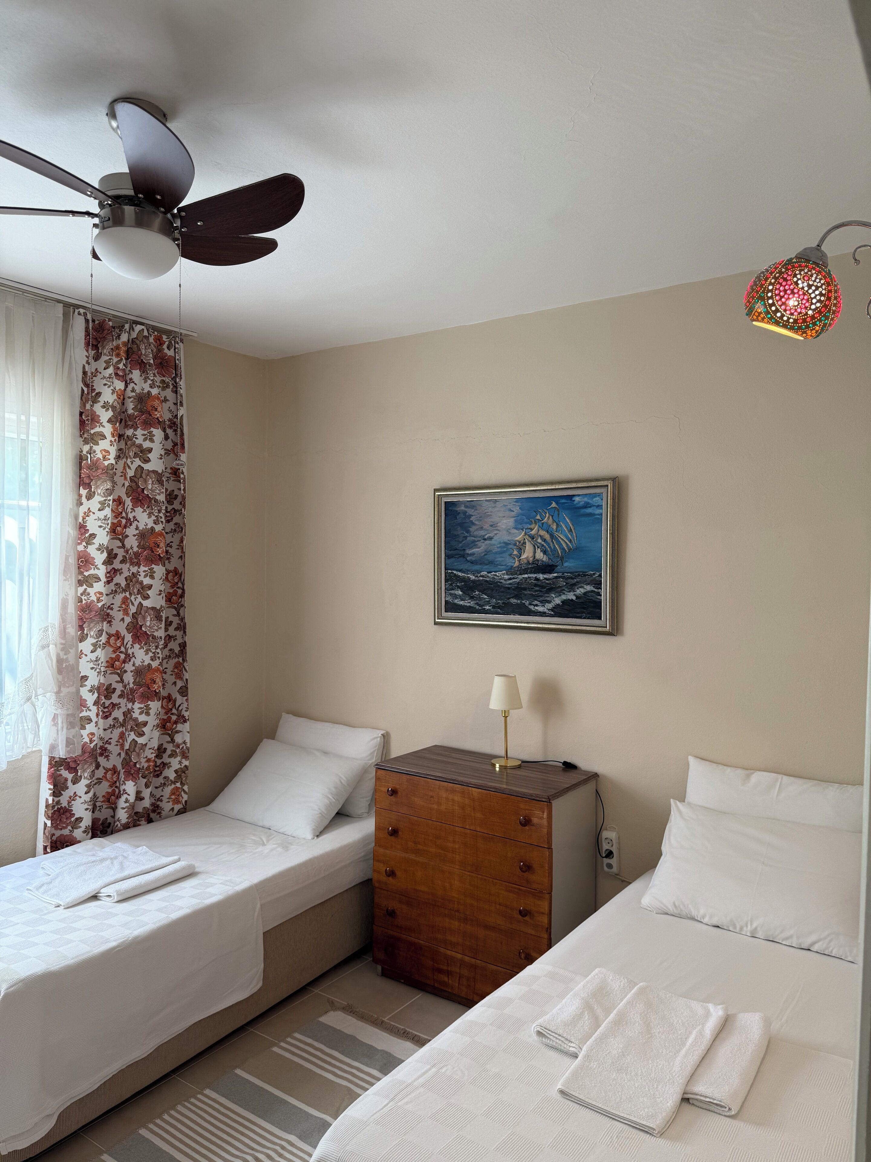 Tabla de planchar con plancha, wifi y ropa de cama 