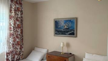 Tabla de planchar con plancha, wifi y ropa de cama