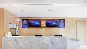A reception desk with a marble top, two monitors above it, and a sign that reads "Super 8". - Super8 Yuet Hotel (Beijing Qilizhuang Branch) (Beijing)