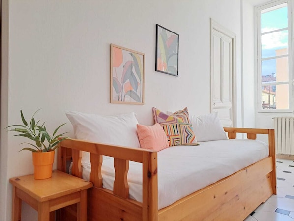 1 bedroom, down comforters, iron/ironing board, free WiFi