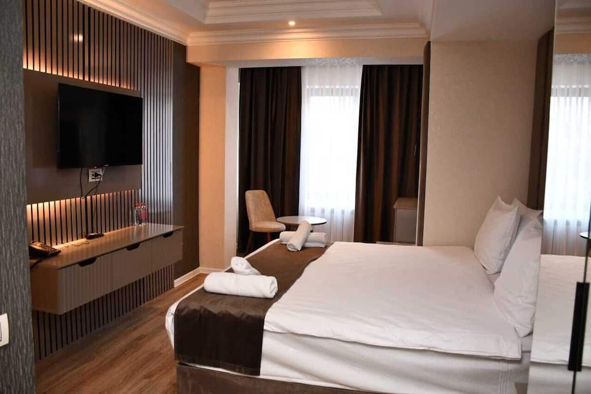 Deluxe kamer, uitzicht op stad | Een kluis op de kamer, geluiddichte muren, een strijkplank/strijkijzer