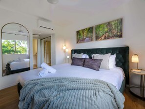 1 bedroom, iron/ironing board, WiFi, bed sheets - Top-Floor Apartment w/ Leafy Balcony & 9 Pools (Westcourt)