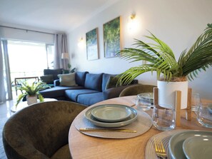 TV, offices - Top-Floor Apartment w/ Leafy Balcony & 9 Pools (Westcourt)