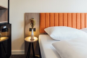 Desk, laptop workspace, soundproofing, free WiFi - Myky Hotel Pinneberg (Pinneberg)