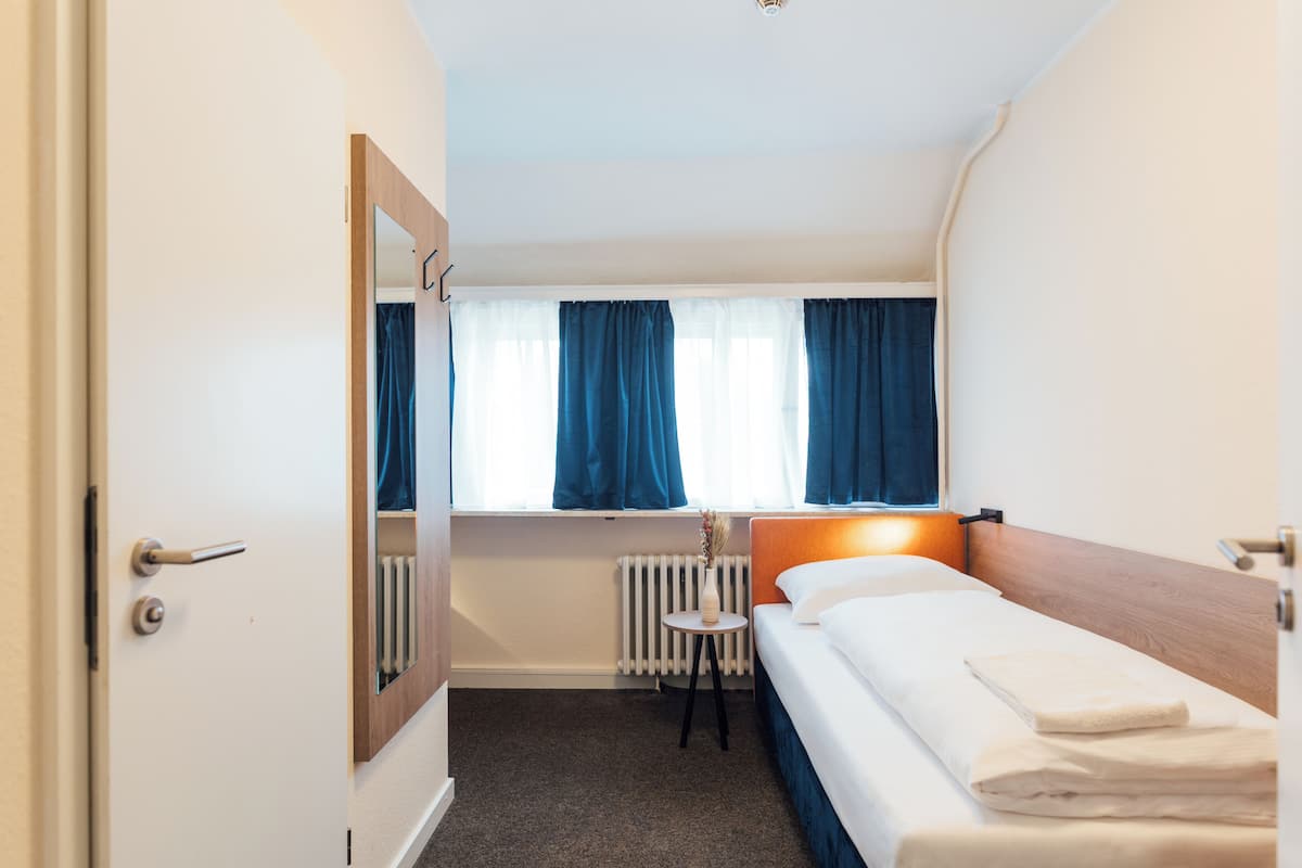 Single Room, Private Bathroom, Garden View | Desk, laptop workspace, free WiFi