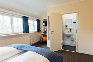 Desk, laptop workspace, soundproofing, free WiFi - Myky Hotel Pinneberg (Pinneberg)