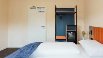 Schreibtisch, laptopgeeigneter Arbeitsplatz, schallisolierte Zimmer