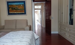 3 quartos, escrivaninha, ferros/tábuas de passar roupa, berço de viagem