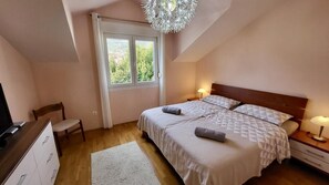 2 dormitorios, tabla de planchar con plancha, cuna de viaje