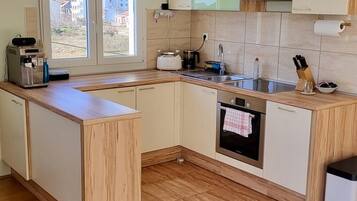 Fridge, oven, stovetop, dishwasher