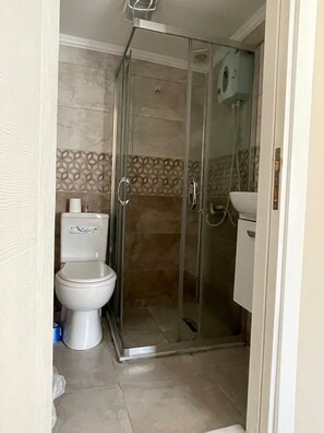 Rom – classic | Bad | Dusj, hårføner, tøfler og håndklær