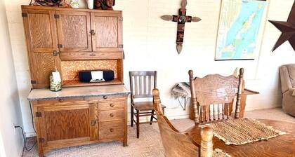 Beautiful Apartments in a turn-of-the-century historic building-Apt A
