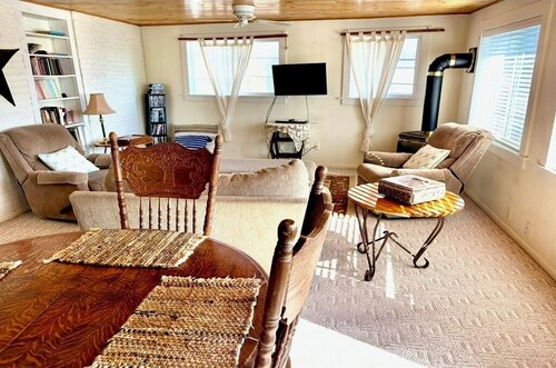 Beautiful Apartments in a turn-of-the-century historic building-Apt A