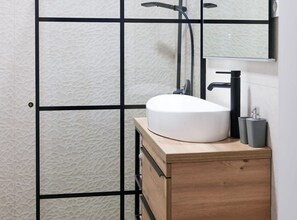 Huis (Holiday Home Krnić) | Badkamer | Een douche, handdoeken