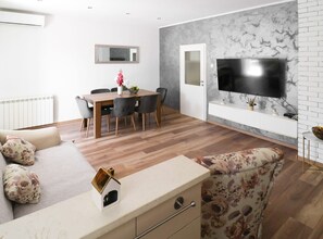 Casa (Holiday Home Krnić) | Sala de estar | Televisión de pantalla plana de 32 pulgadas con canales vía satélite 