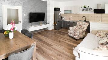 Casa (Holiday Home Krnić) | Sala de estar | Televisión de pantalla plana de 32 pulgadas con canales vía satélite