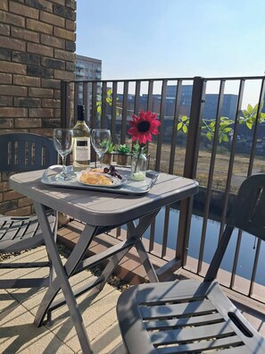 Outdoor dining - PARKING|Waterfront Private BalconyApt|Dishwasher|Airfryer|RoofTerrace|Desk|WiFi (Salford)