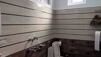 Quarto casal luxo, vista para o vale | Banheiro | Chuveiro, produtos de toalete grátis, toalhas de banho, sabonete