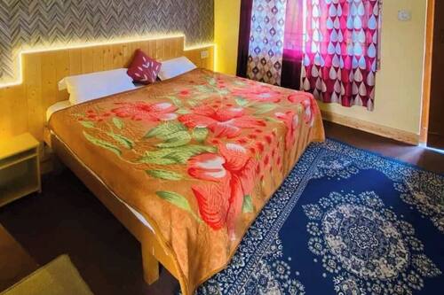 Deluxe Double Room, Valley View | Desk