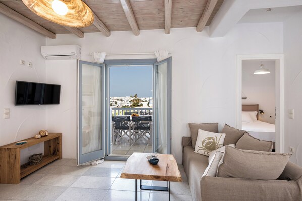 Maisonette Side Sea View | Oppholdsområde | Flatskjerm-TV