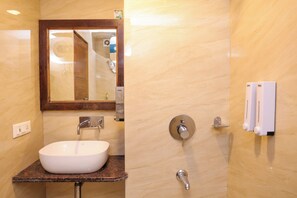 디럭스룸 | 욕��실 | 샤워 시설, 타월, 비누, 샴푸