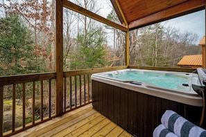 Outdoor spa tub