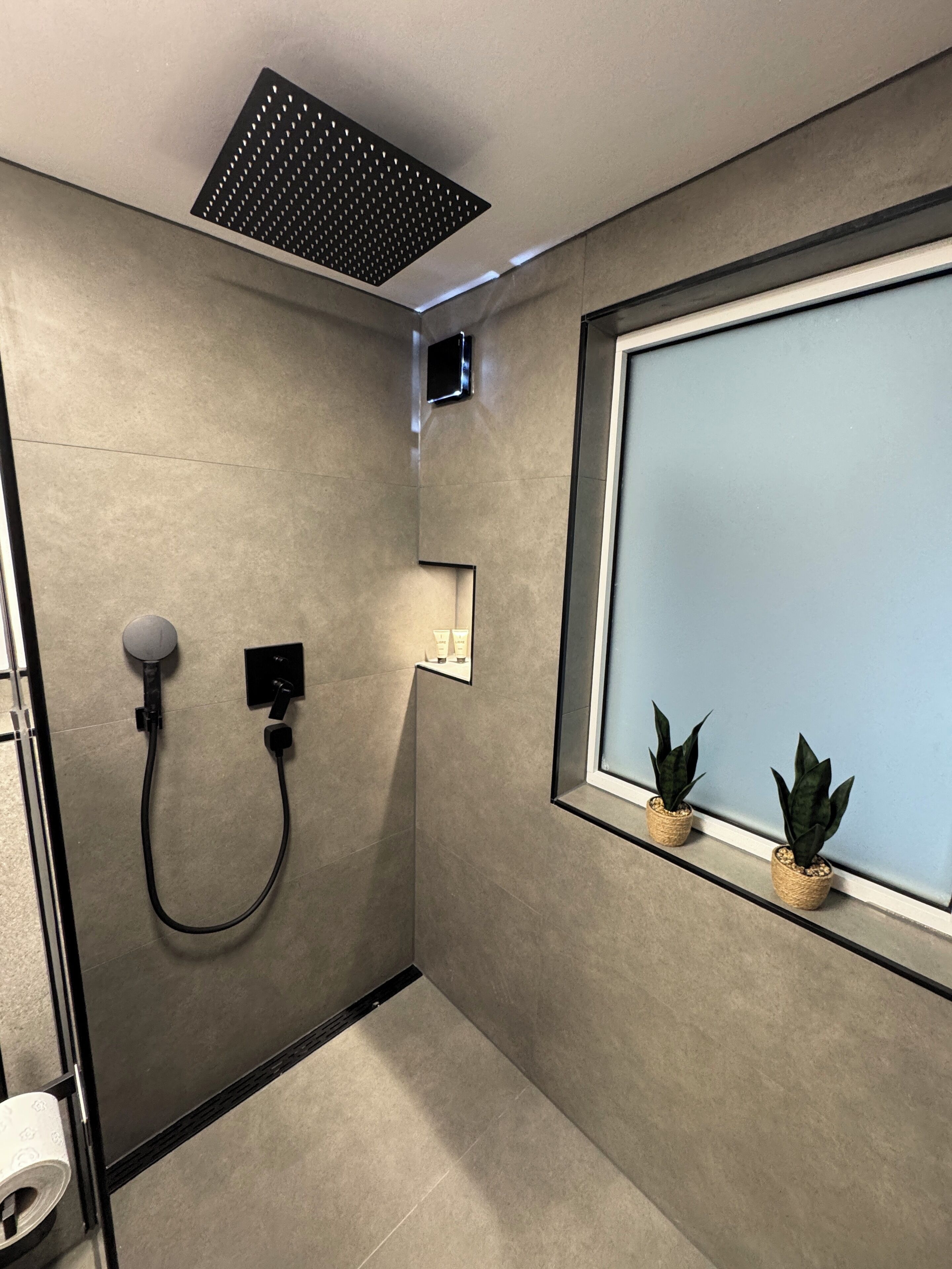 Bruser, hårtørrer, bidet, håndklæder