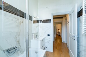 Sèche-cheveux, bidet, serviettes fournies, savon