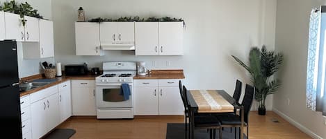 Micro-ondes, four, plaque de cuisson