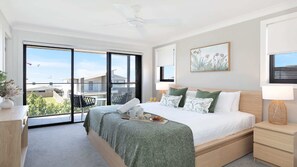 4 bedrooms, iron/ironing board, travel cot, WiFi - Anchors Rest (Shell Cove)