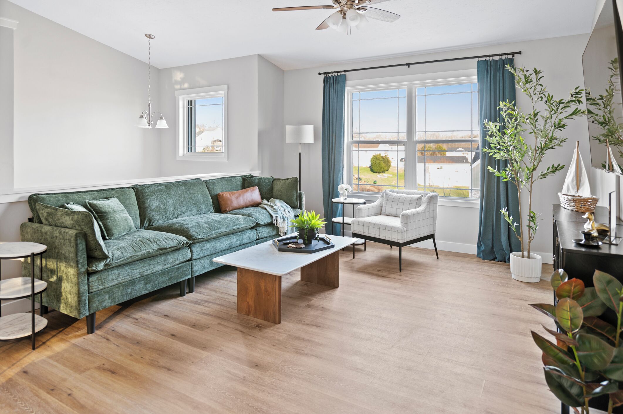 Smart-TV, Tischfußball, Tischtennisplatte, Bücher