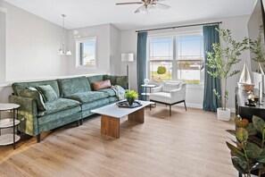 Smart-tv, bordfodbold, bordtennisbord, bøger