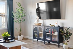 Smart-tv, bordfodbold, bordtennisbord, bøger