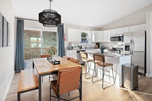 ثلاجة، ميكروويف، فرن، موقد طهي مسطح