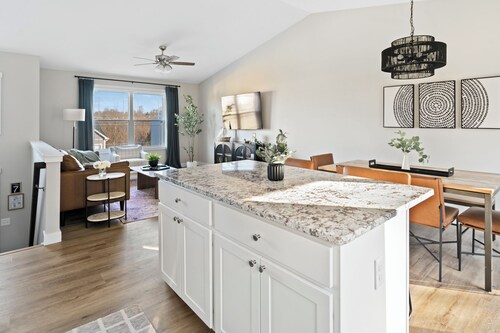 NEW! Charming 3-bedroom home with WiFi, near Ark Encounter, King Bed, sleeps 7.