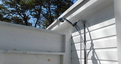 Iconic Brownie's Cabin, close to everything! (CS0046)