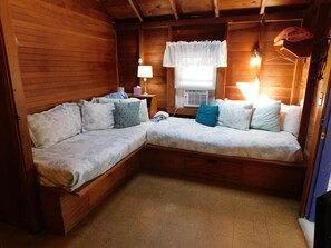 2 bedrooms, iron/ironing board, WiFi