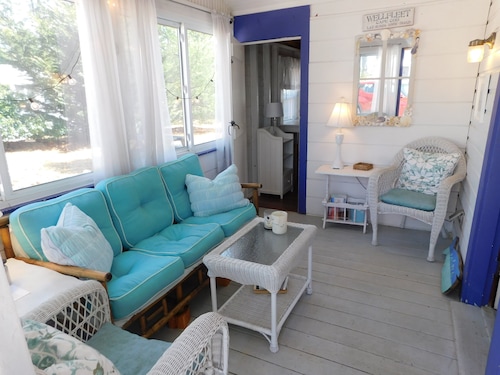 Iconic Brownie's Cabin, close to everything! (CS0046)