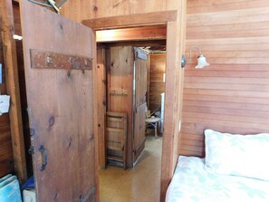 2 bedrooms, iron/ironing board, WiFi